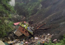 গভীর রাতে ভূমিধস, ১১ মাসের শিশুকে রেখে মারা গেল বাবা-মা ও দাদি