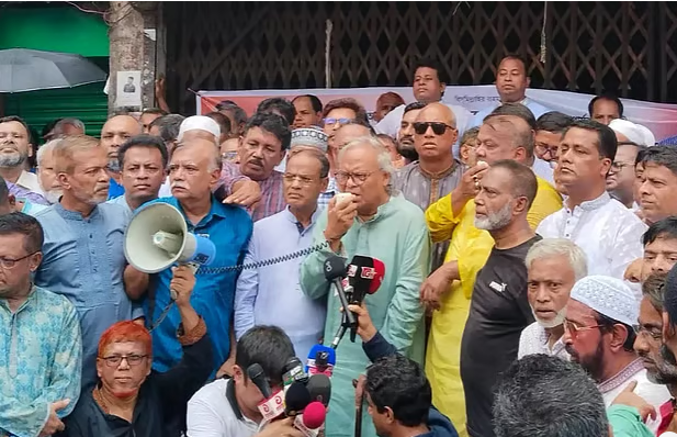 নয়াপল্টনে বিএনপির কেন্দ্রীয় কার্যালয়ের সামনে এক অনুষ্ঠানে বক্তব্য দেন বিএনপির জ্যেষ্ঠ যুগ্ম মহাসচিব রুহুল কবির রিজভী। ১১ জুলাই, ২০২৫ছবি: সংগৃহীত30806
