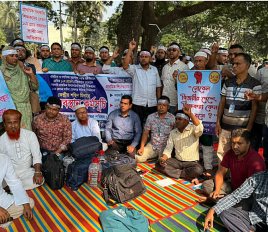 তিন দফা দাবিতে প্রাথমিক শিক্ষকদের লাগাতার কর্মসূচি চলছে, দুই উপদেষ্টার পদত্যাগ দাবি