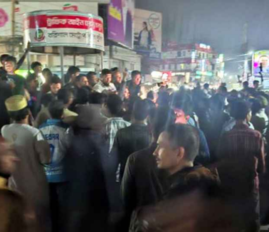 বরিশালে হাফ ভাড়া নিয়ে শিক্ষার্থী-পরিবহন শ্রমিকদের সংঘর্ষ, আহত অন্তত ২০