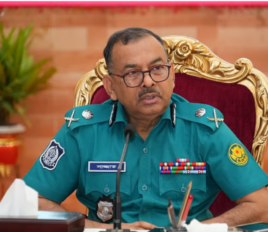 ডিএমপি কমিশনার মানুষ ও পুলিশের ওপর ককটেল নিক্ষেপ করলে গুলির নির্দেশ