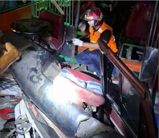 মোটরসাইকেল আরোহীকে বাঁচাতে গিয়ে ট্রাকে ধাক্কা দিল বাস, নিহত ৫