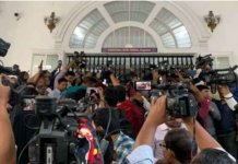 ট্রাইব্যুনালের এজলাসে প্রসিকিউশন টিম ও আসামিপক্ষের আইনজীবী