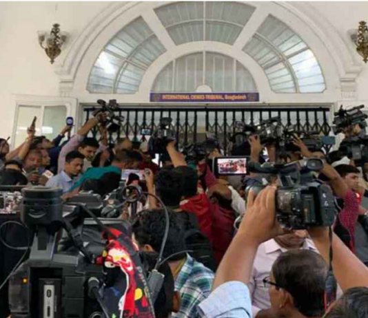 ট্রাইব্যুনালের এজলাসে প্রসিকিউশন টিম ও আসামিপক্ষের আইনজীবী