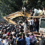 এক্সকাভেটর নিয়ে ধানমন্ডি ৩২ নম্বরে যাওয়া বিক্ষোভকারীদের ছত্রভঙ্গ