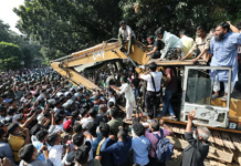 এক্সকাভেটর নিয়ে ধানমন্ডি ৩২ নম্বরে যাওয়া বিক্ষোভকারীদের ছত্রভঙ্গ