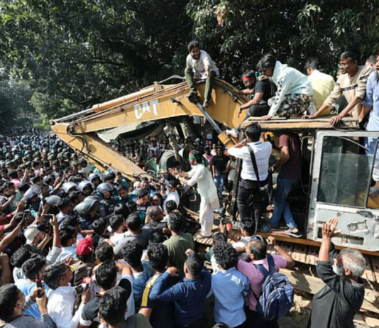 এক্সকাভেটর নিয়ে ধানমন্ডি ৩২ নম্বরে যাওয়া বিক্ষোভকারীদের ছত্রভঙ্গ