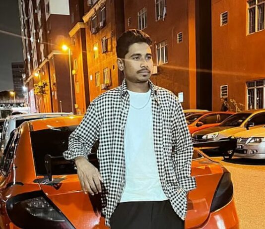 বন্ধুকে হত্যার পর তরুণ কুড়াল হাতে থানায়