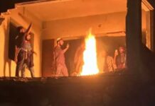 ধানমন্ডি ৩২ নম্বরে বিক্ষুব্ধ জনতার আগুন-ভাঙচুর