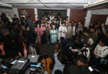 ঢাকা বিশ্ববিদ্যালয়ের দুই হলের নাম পরিবর্তন করতে উপাচার্যের কার্যালয় ঘেরাও