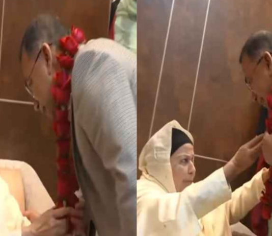 ১৭ বছর পর দেশের মাটিতে পা রাখলেন তারেক রহমান, ফুলের মালা দিয়ে বরণ