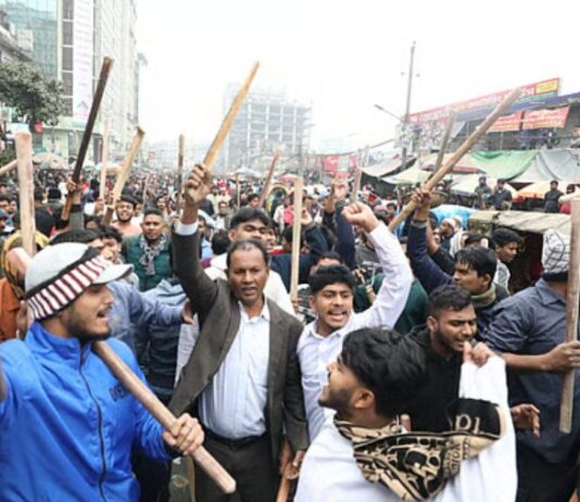 কারওয়ান বাজারে ব্যবসায়ীদের মানববন্ধনে অতর্কিত হামলা, প্রতিবাদে লাঠিসোঁটা নিয়ে বিক্ষোভ