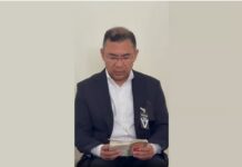 মায়ের কফিনের পাশে কোরআন তিলাওয়াত করছেন তারেক রহমান