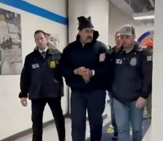 মাদুরোকে ‘অপরাধীর মতো হাঁটিয়ে নেওয়ার’ ভিডিও প্রকাশ করল হোয়াইট হাউস