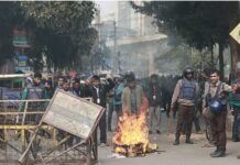 হাতিরপুল, ফার্মগেট, সার্ক ফোয়ারা মোড়ে অবরোধ, ২০ মিনিটের পথে সময় লাগছে দেড় ঘণ্টা