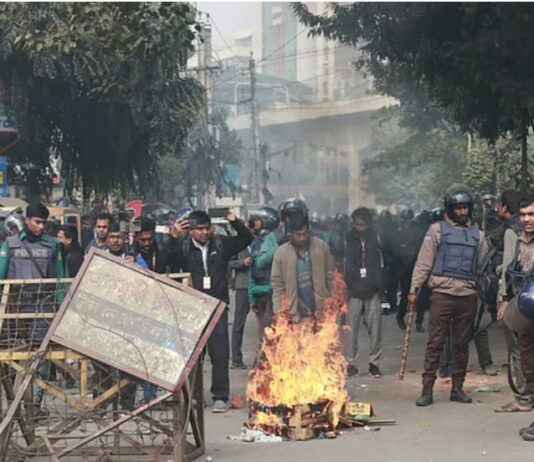 হাতিরপুল, ফার্মগেট, সার্ক ফোয়ারা মোড়ে অবরোধ, ২০ মিনিটের পথে সময় লাগছে দেড় ঘণ্টা