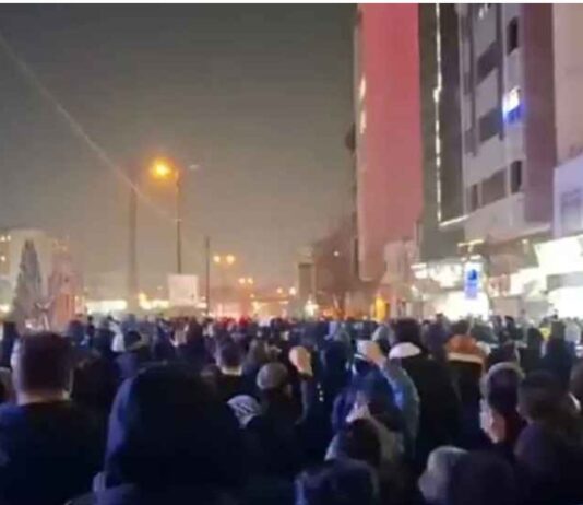 ইরানে সরকার পতনের আন্দোলন চরমে, রাষ্ট্রীয় টেলিভিশন ভবনে আগুন বিক্ষোভে নিহত বেড়ে ৪৫