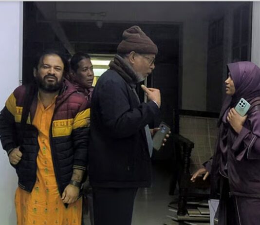 ৯ ঘণ্টা অবরুদ্ধ থাকার পর ছাড়া পেলেন সেই শিক্ষক